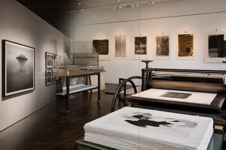تكوين تحريري عن الفنون البصرية لدليل Akron Art Museum
