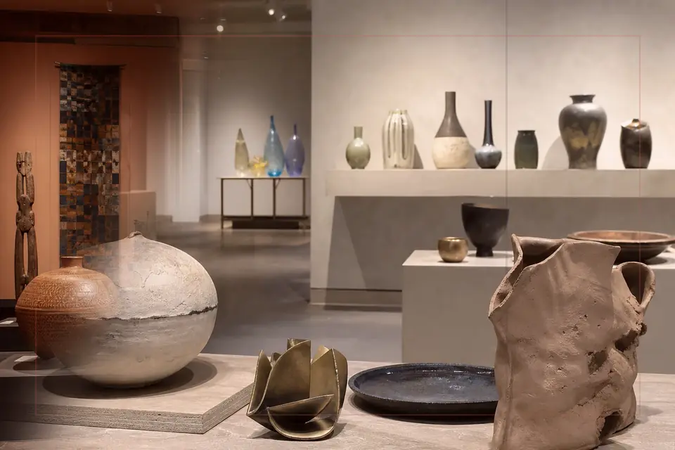 Oakland Museum of California 가이드를 위한 시각 예술 에디토리얼 구성