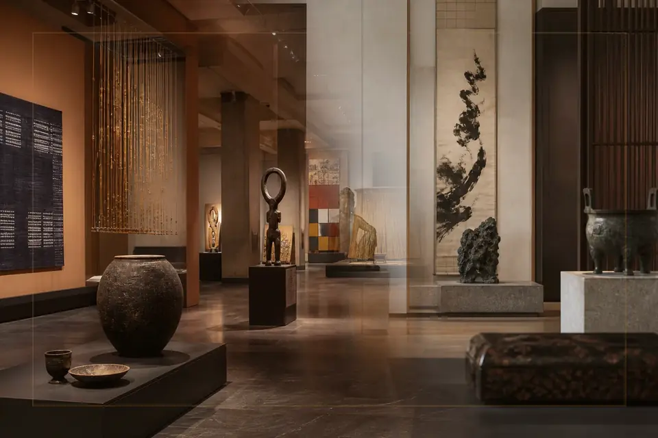 Composición editorial sobre artes visuales para la guía de Treasury of National Jewels